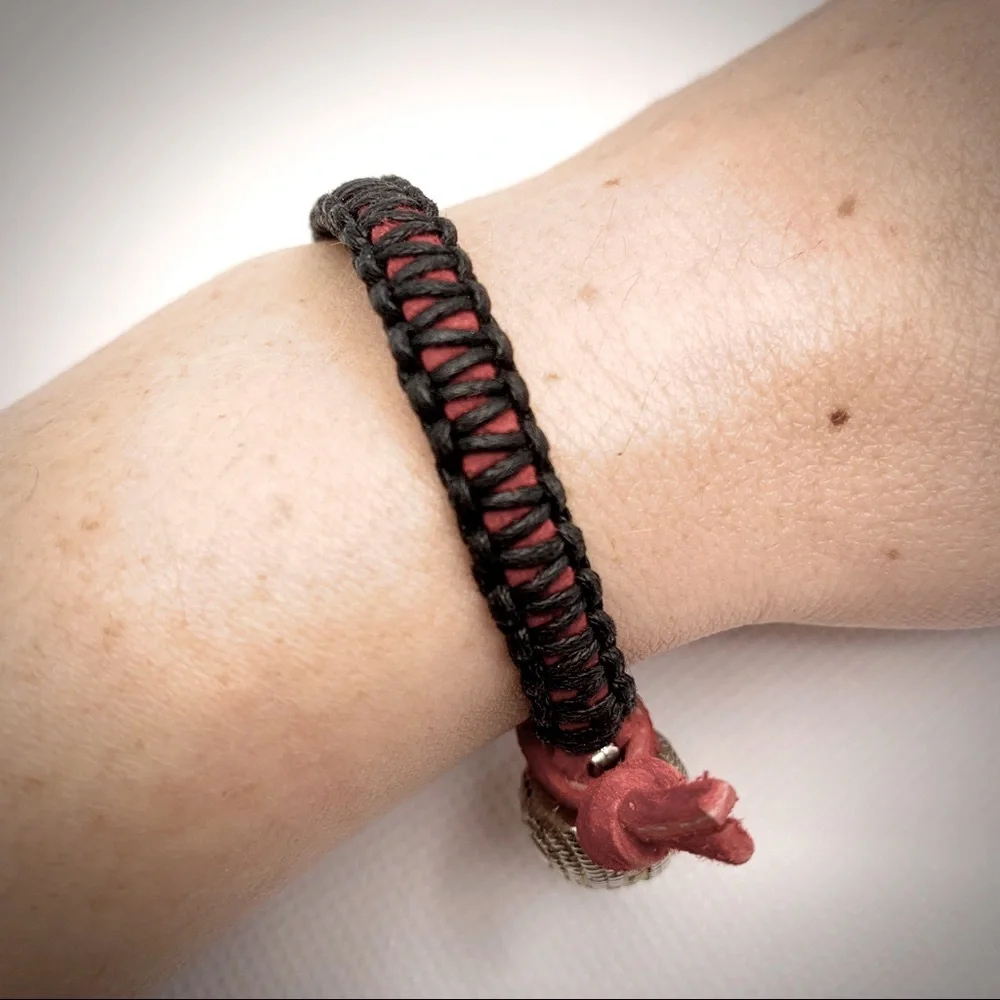 Red Black Macrame Bracelet Round Button Handmade - Picture 2 of 8
